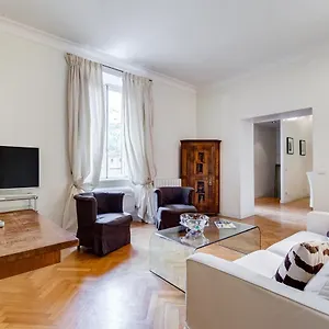  Apartment Pantheon Exclusive House