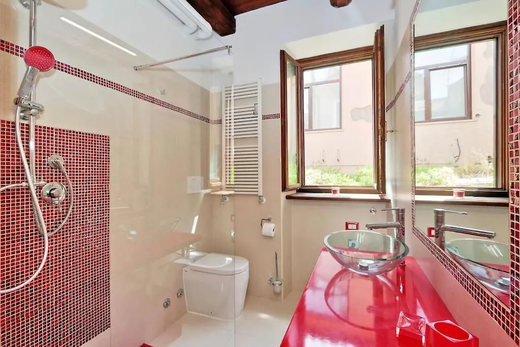 The Red Apartment 罗马